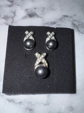 Pearl earrings and pendant
